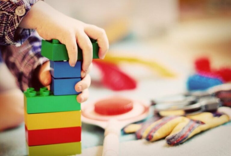 Familias del sureste grancanario denuncian que no pueden escolarizar a sus hijos menores de 2 años