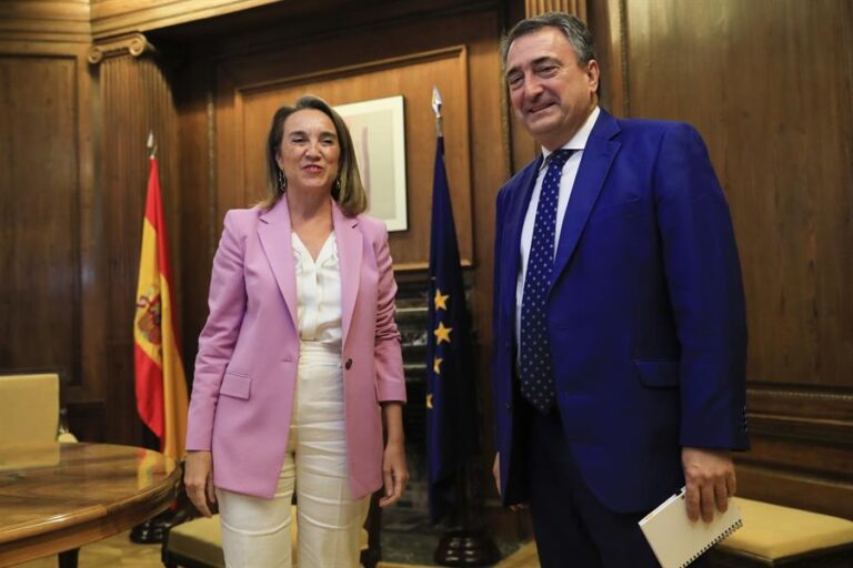 El líder del PNV y Feijóo se reunieron en privado sin acercar posiciones para la investidura