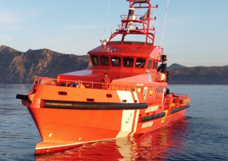 Llega un cayuco con 19 migrantes al Muelle de Los Cristianos