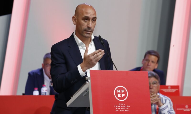 Luis Rubiales, suspendido por la FIFA tres años