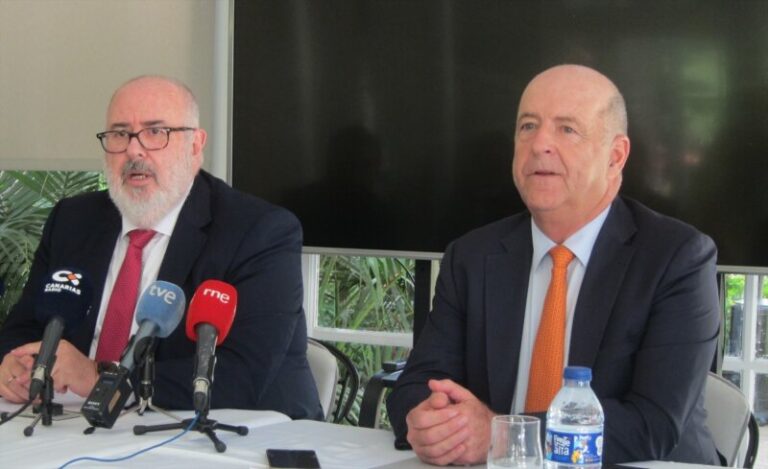 Las patronales canarias se unen contra las tasas por emisiones para las navieras