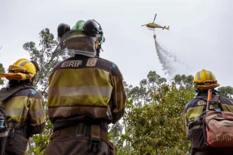 Efectivos de EIRIF durante las labores de extinción del incendio forestal de Tenerife / EFE