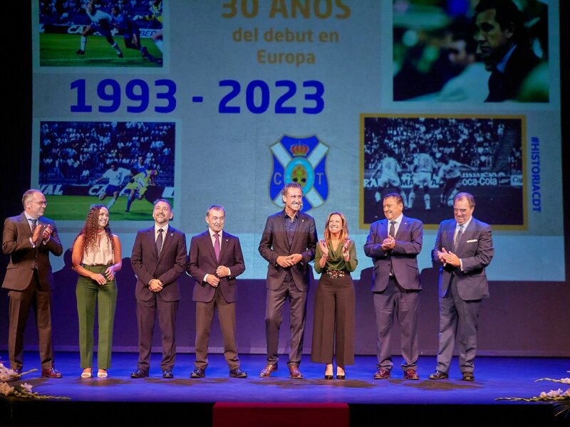 Acto de entrega de la insignia de oro y brillantes del CD Tenerife a Jorge Valdano, exentrenador del CD Tenerife, en el Teatro Guimerá / CD Tenerife
