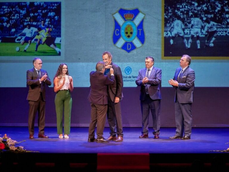 Jorge Valdano recibe la insignia de oro y brillantes del Tenerife