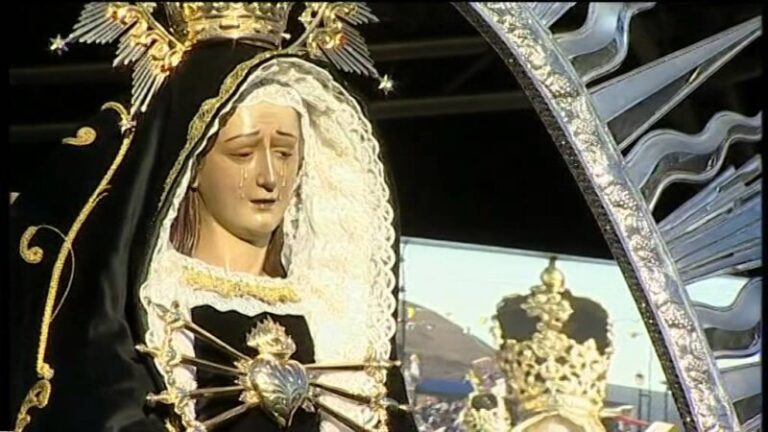 Cientos de personas veneran la imagen de la Virgen de los Dolores