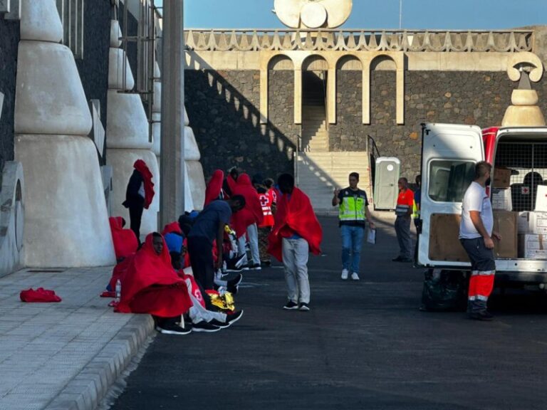 Llegan a Canarias tres nuevas pateras con más de un centenar de migrantes, entre ellos dos bebés