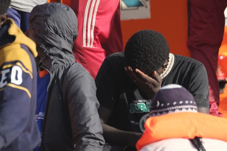 Rescatados 78 migrantes de un cayuco detectado a 11 kilómetros de Maspalomas