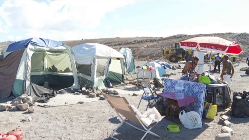 Desalojan a campistas de la playa de Las Carpinteras