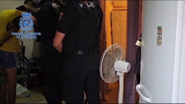 Operativo de 60 agentes en el barrio de Arenales contra el tráfico de droga