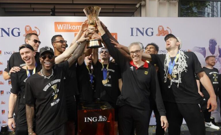 La Alemania campeona del mundo de baloncesto recibida en Fráncfort por autoridades y aficionados