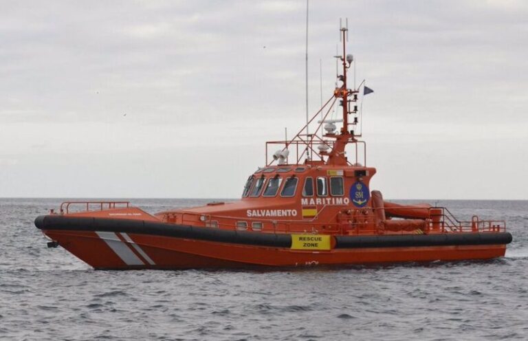 Salvamento Marítimo traslada a La Restinga a 88 migrantes de un cayuco