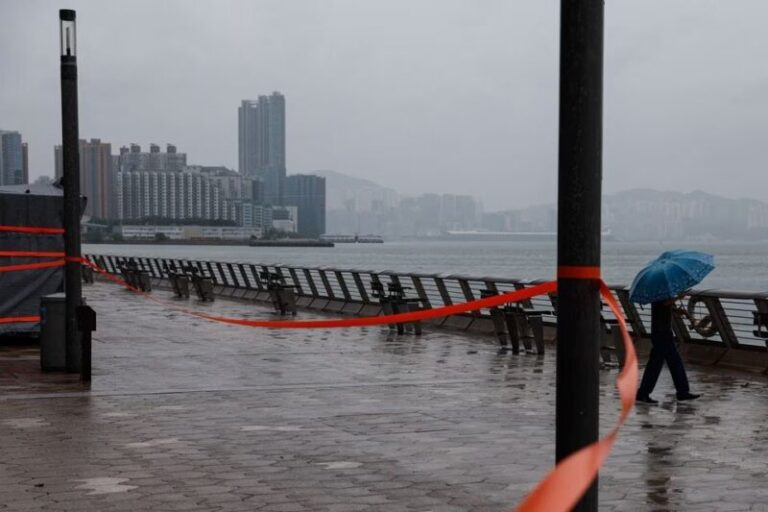Hong Kong y la provincia china de Guangdong se preparan para el tifón Saola