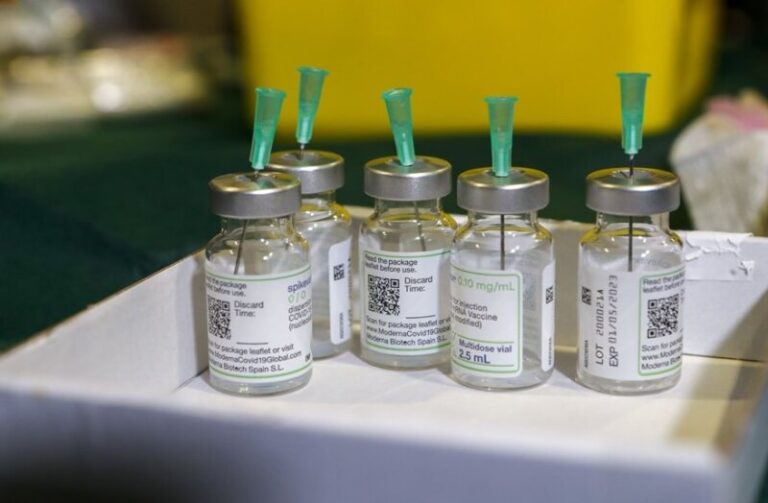 Sanidad reparte las actualizaciones de la vacuna contra la COVID-19, entre ellas la española Hipra