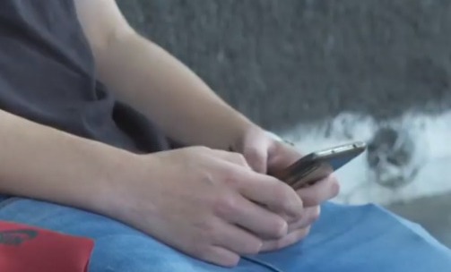 Más de la mitad de las mujeres de entre 15 y 29 años (51,5%) creen que pueden llegar a sufrir violencia sexual, 28 puntos porcentuales por encima del porcentaje de los hombres (23,7%). Esta es una de las conclusiones del IV Barómetro Juvenil 2023. Salud y Bienestar, que han publicado la Fundación Mutua Madrileña y Fad Juventud con las opiniones de más de 1.500 jóvenes españoles de entre 15 y 29 años.