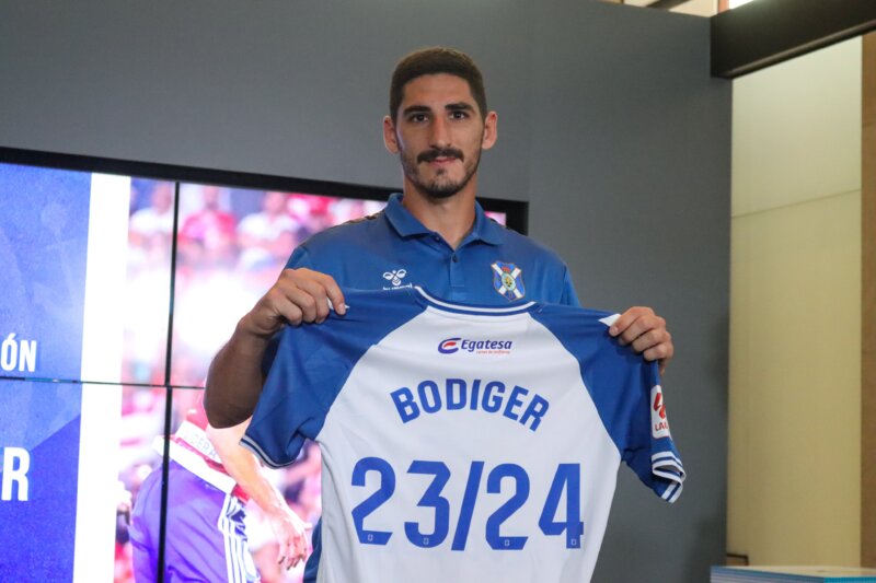 Yann Bodiger, nuevo jugador del CD Tenerife, durante su presentación oficial / CD Tenerife