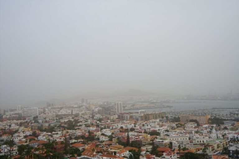 Aviso amarillo en Canarias por calima y altas temperaturas