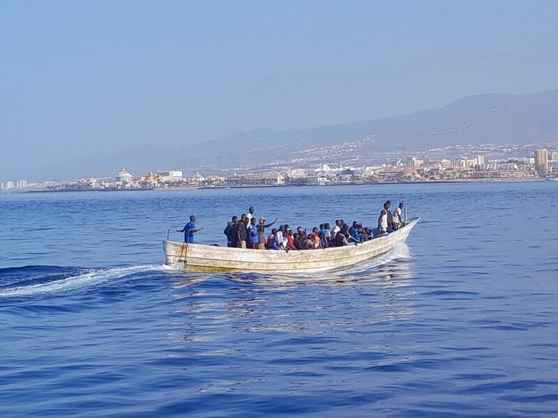 Canarias ha recibido 15 menores al día en patera en 2024Imagen archivo. Un cayuco en el que viajaban 43 migrantes, 11 de ellos menores, llega al puerto de Los Cristianos, en Tenerife, procedente de Senegal SALVAMENTO MARÍTIMO 30/9/2023