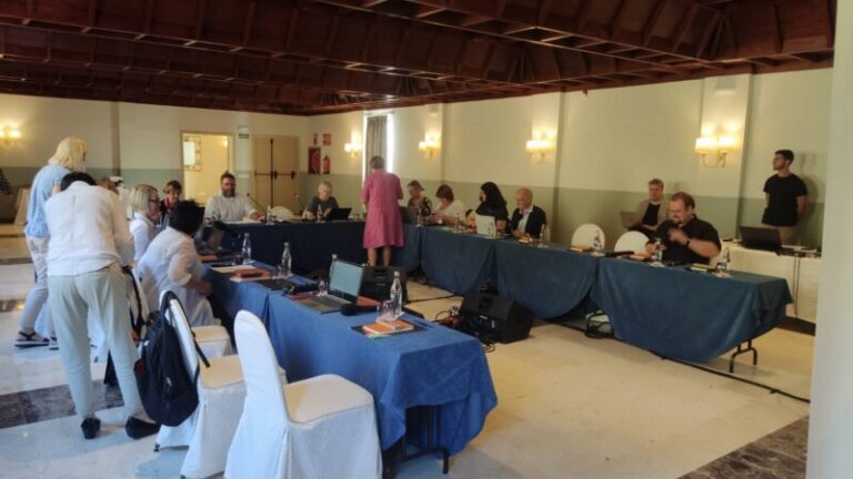 La Palma acoge una mesa redonda sobre la cobertura de RTVC del Volcán de Tajogaite