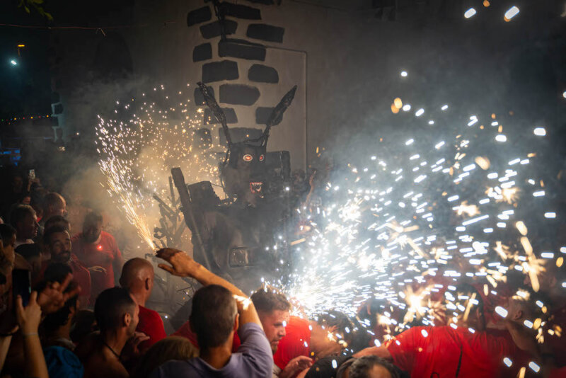 El espectáculo pirotécnico de la Danza del Diablo de Tijarafe no quiso perdérselo nadie / Ayuntamiento de Tijarafe