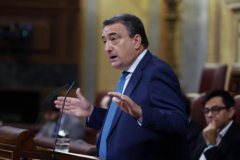 El portavoz del PNV, Aitor Esteban, durante su intervención en la segunda jornada del debate de investidura del candidato Alberto Núñez Feijóo en el Congreso este miércoles. EFE/Juan Carlos Hidalgo