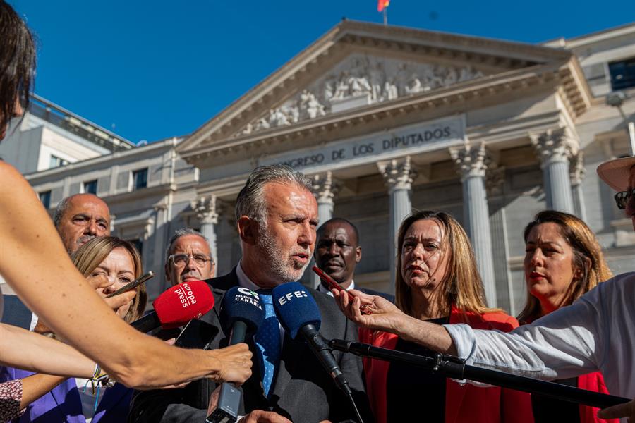 El expresidente de Canarias, Ángel Víctor Torres a su llegada este viernes al Congreso donde se celebra la segunda votación a la investidura del candidato popular Alberto Núñez Feijóo. EFE/ Fernando Villar