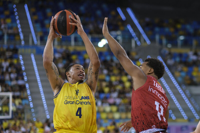 Aj Slaughter, base del Dreamland Gran Canaria y Brandon Taylor, alero estadounidense del Baxi Manresa, durante en el partido de la primera jornada de la Liga Endesa, que ambos equipo han disputado hoy en el Gran Canaria Arena. EFE