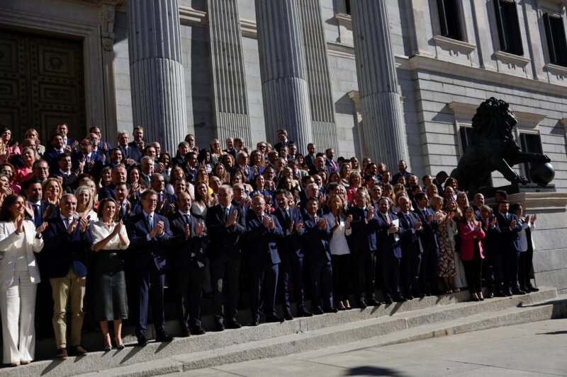 El líder del Partido Popular opositor español, Alberto Núñez Feijoo, plantea con miembros del Partido Popular fuera del parlamento antes de un debate de investidura en Madrid, España, el 29 de septiembre de 2023. 