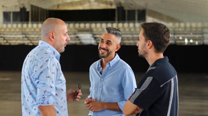 Los directores de las galas del carnaval junto al concejal de Fiestas de Santa Cruz de Tenerife 
