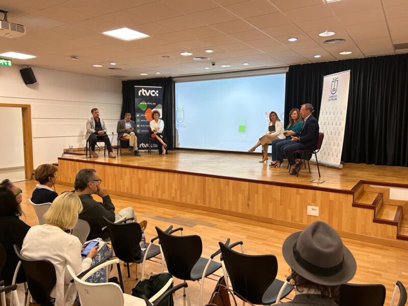 La Palma acoge una mesa redonda sobre la cobertura de RTVC del Volcán de Tajogaite