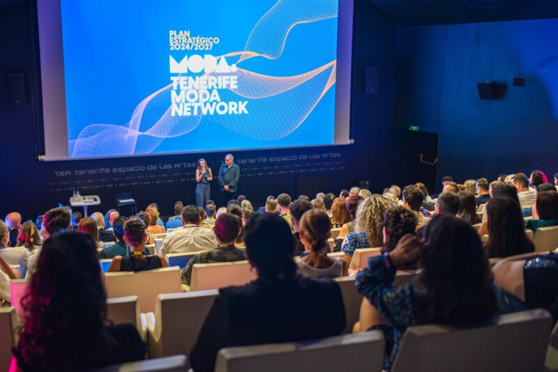 Rosa Dávila y Efraín Medina durante la presentación dl nuevo plan estratégico de Tenerife Moda / CABILDO DE TENERIFE