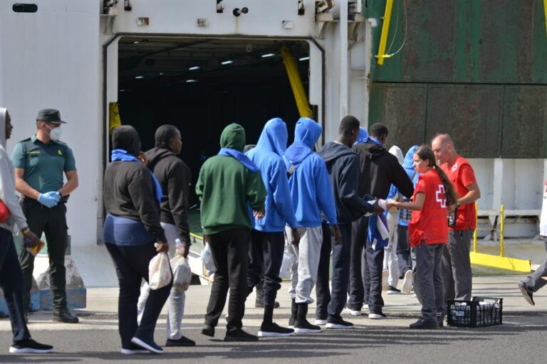 Trasladan en buque a Tenerife a 313 migrantes que habían llegado en cayucos a El Hierro
