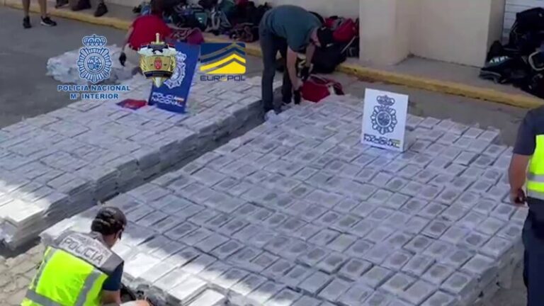 Intervienen un velero con 2,7 toneladas de cocaína cerca de Canarias