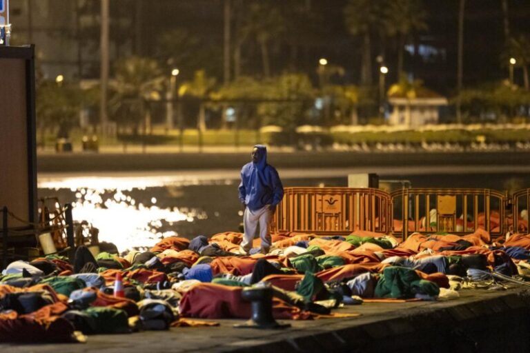 La crisis migratoria deja a unos 200 migrantes durmiendo a la intemperie en Los Cristianos