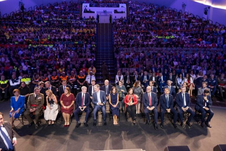 Los Reyes asisten al homenaje a los profesionales que trabajaron en el incendio de Tenerife