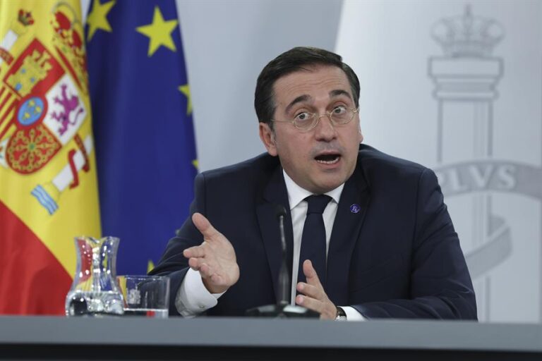 Albares asegura que “no ha habido ninguna negociación ni contrapartida” con el Gobierno venezolano en la acogida a Edmundo González