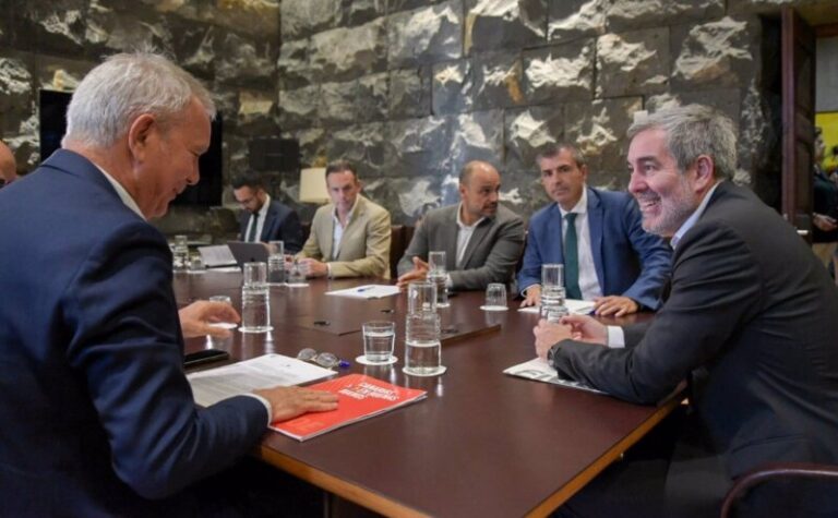 Clavijo y los grupos del Parlamento sientan las bases para una “respuesta única” a la migración