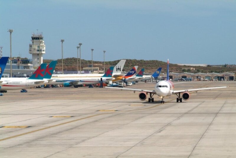Doce pasajeros protagonizan un altercado en pleno vuelo de Londres a Tenerife