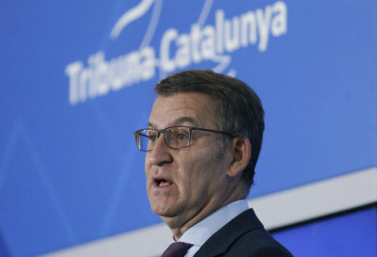 Feijóo critica que no se consulte con las comunidades el traslado de migrantes