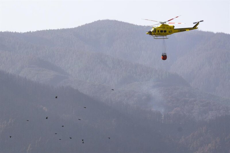 Helicóptero Reactivación Incendio Tenerife. Efe