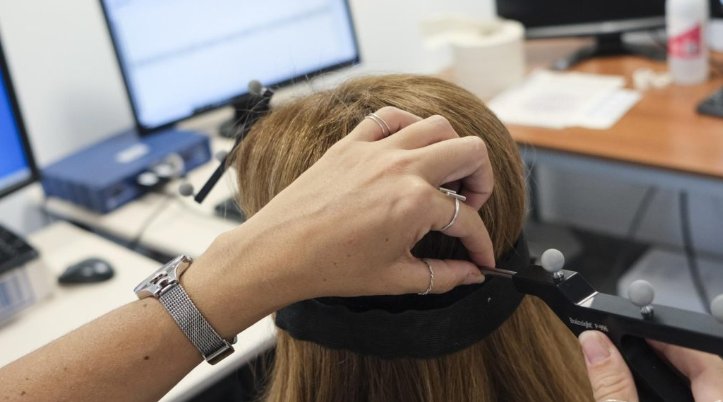 Científicos de la ULL diseñan el primer implante intraóseo con luz infrarroja para la discapacidad motora