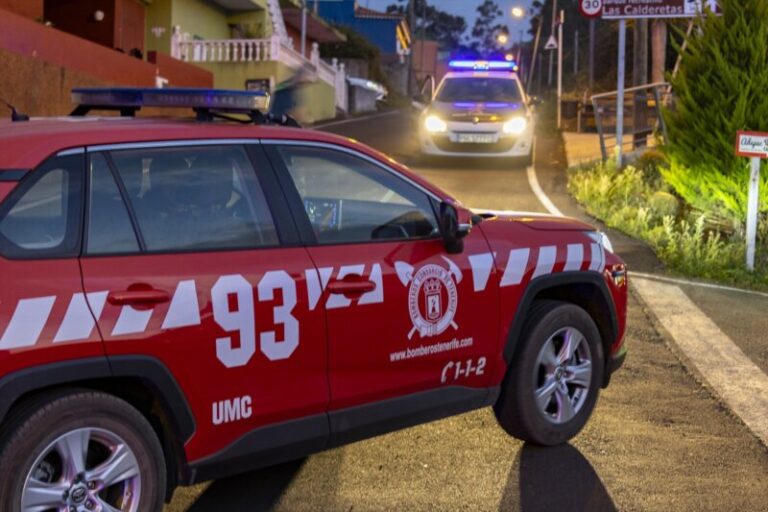 Un vehículo de emergencias, a 9 de octubre de 2023, en El Sauzal, Tenerife, Islas Canarias (España). Una nueva reactivación del incendio de Tenerife ha obligado a elevar al nivel 2 de emergencia para poder activar de nuevo a las unidades de la UME. Además, ha provocado el desalojo de 120 vecinos del municipio de El Sauzal, ordenado por el Cabildo de Tenerife de manera preventiva. Esas personas desalojadas se han derivado al pabellón municipal de deportes. 10 OCTUBRE 2023;FUEGO;DESASTRE;ALERTA;EMERGENCIA;DESALOJO Europa Press / Europa Press 09/10/2023