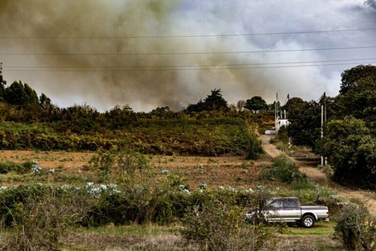 Humo por el fuego, a 9 de octubre de 2023, en El Sauzal, Tenerife, Islas Canarias (España). Una nueva reactivación del incendio de Tenerife ha obligado a elevar al nivel 2 de emergencia para poder activar de nuevo a las unidades de la UME. Además, ha provocado el desalojo de 120 vecinos del municipio de El Sauzal, ordenado por el Cabildo de Tenerife de manera preventiva. Esas personas desalojadas se han derivado al pabellón municipal de deportes. 10 OCTUBRE 2023;FUEGO;DESASTRE;ALERTA;EMERGENCIA;DESALOJO Europa Press / Europa Press 09/10/2023