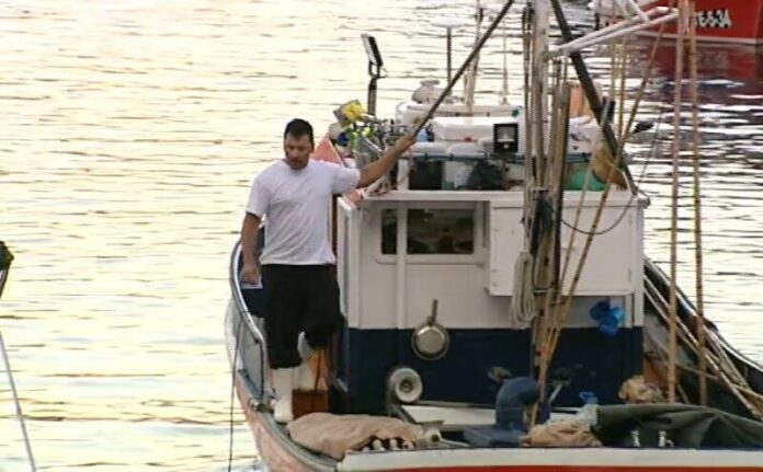 Pescadores y navegantes exigen al Gobierno mejoras en el puerto de Corralejo
