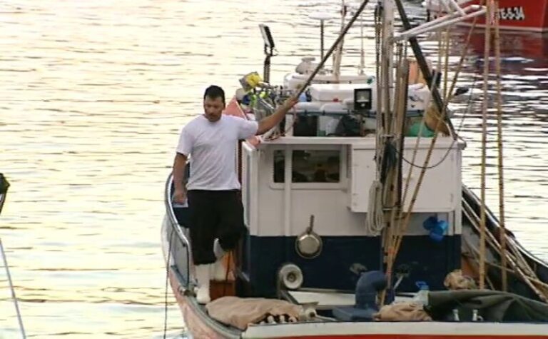Pescadores y navegantes exigen al Gobierno mejoras en el puerto de Corralejo