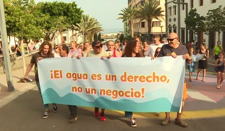 Manifestación en Puerto del Rosario por los continuos cortes en el suministro del agua