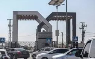 Miles de personas de Gaza se concentran en el paso fronterizo de Rafá