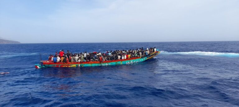 Llega a El Hierro un cayuco con 280 personas, el más numeroso desde el inicio de la ‘ruta canaria’ en 1994