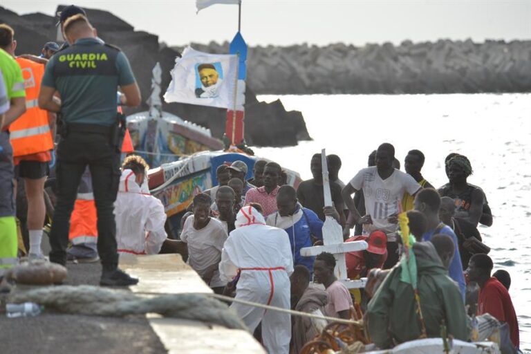 Cinco cayucos, uno de ellos con 258 personas, arriban a El Hierro en otra intensa jornada