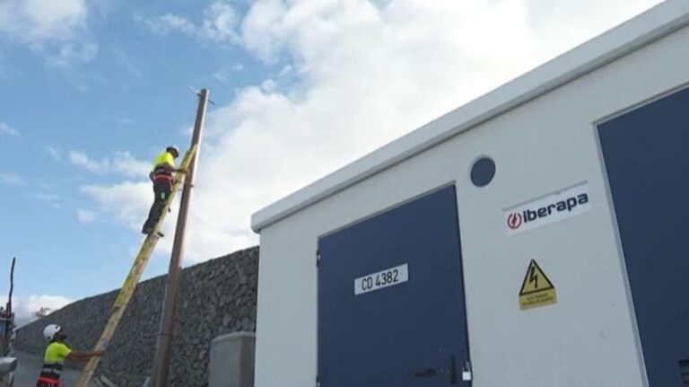 Avanza la reconstrucción de la red eléctrica destruida por el volcán de La Palma