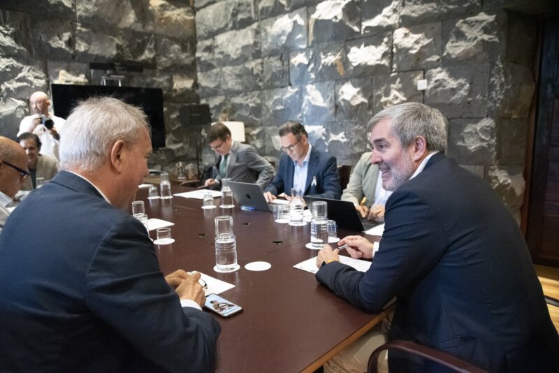 El presidente de Canarias, Fernando Clavijo (i) ha presidido esta reunión para el Pacto Canario de Migración / Gobierno de Canarias